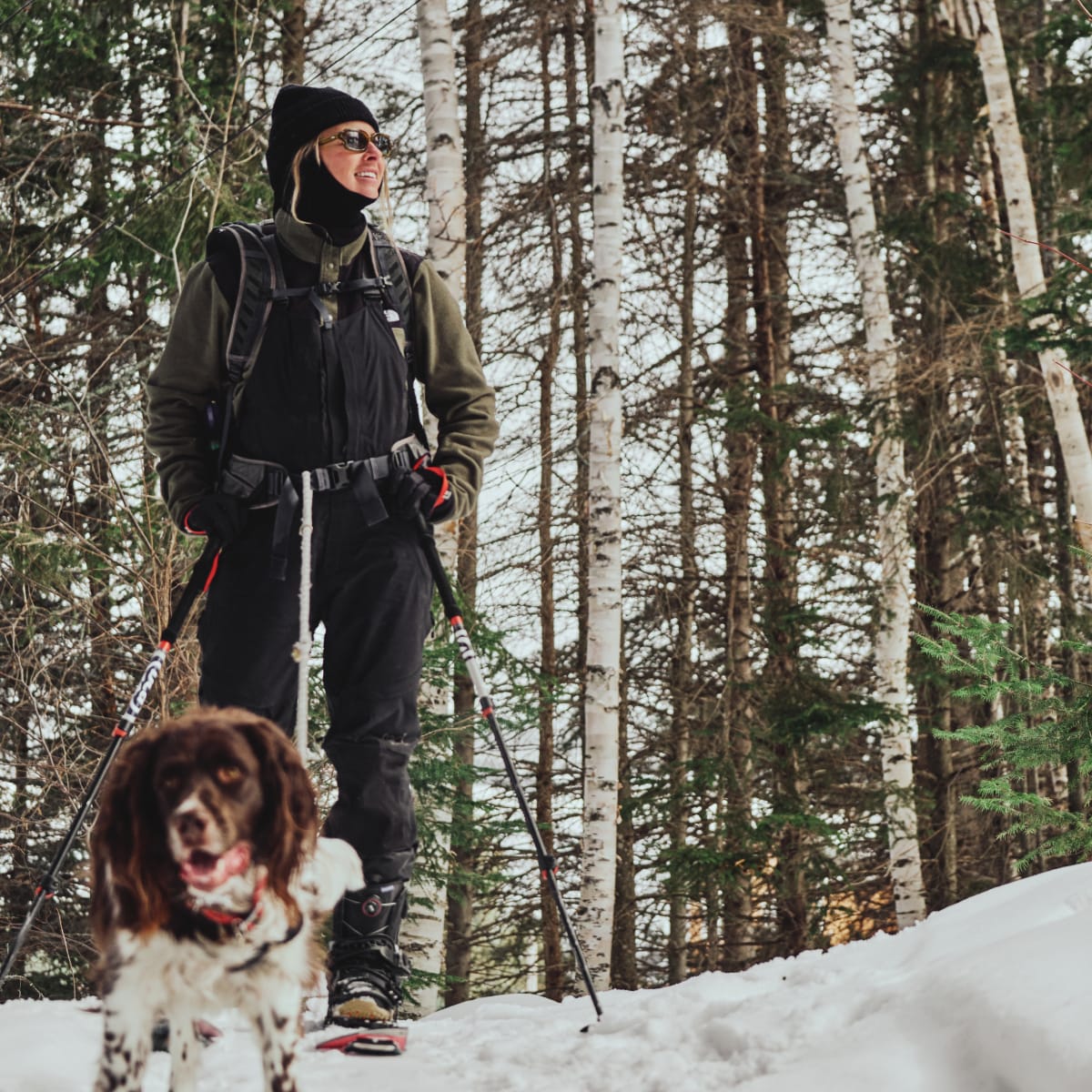 Destination Lac-Saint-Jean une femme promène son chien en hiver