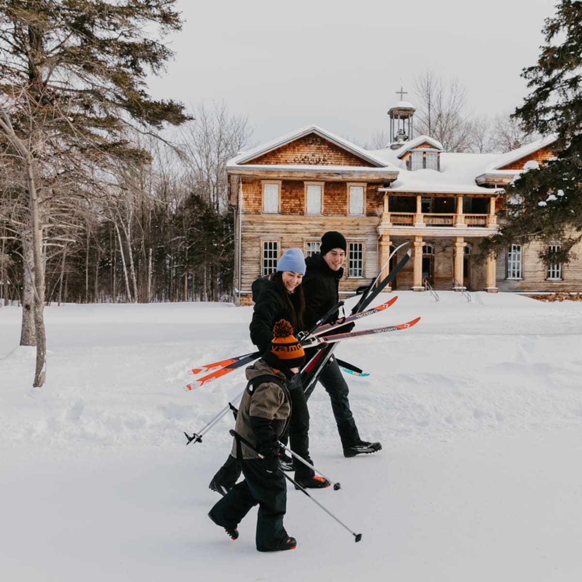 Destination Lac-Saint-Jean une famille qui se balade avec leurs skis en hiver