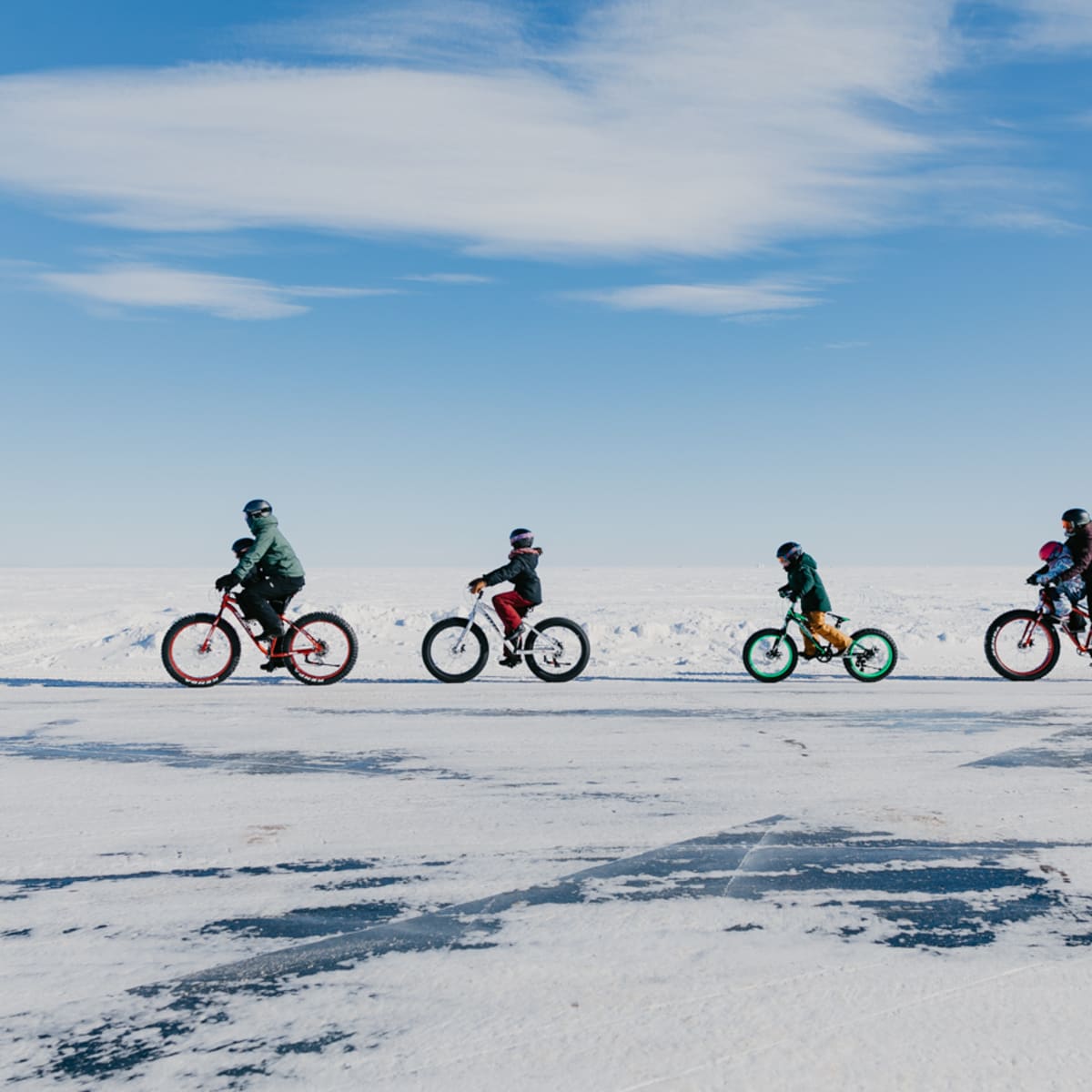 Destination Lac-Saint-Jean quatre personnes font du fatbike en hiver
