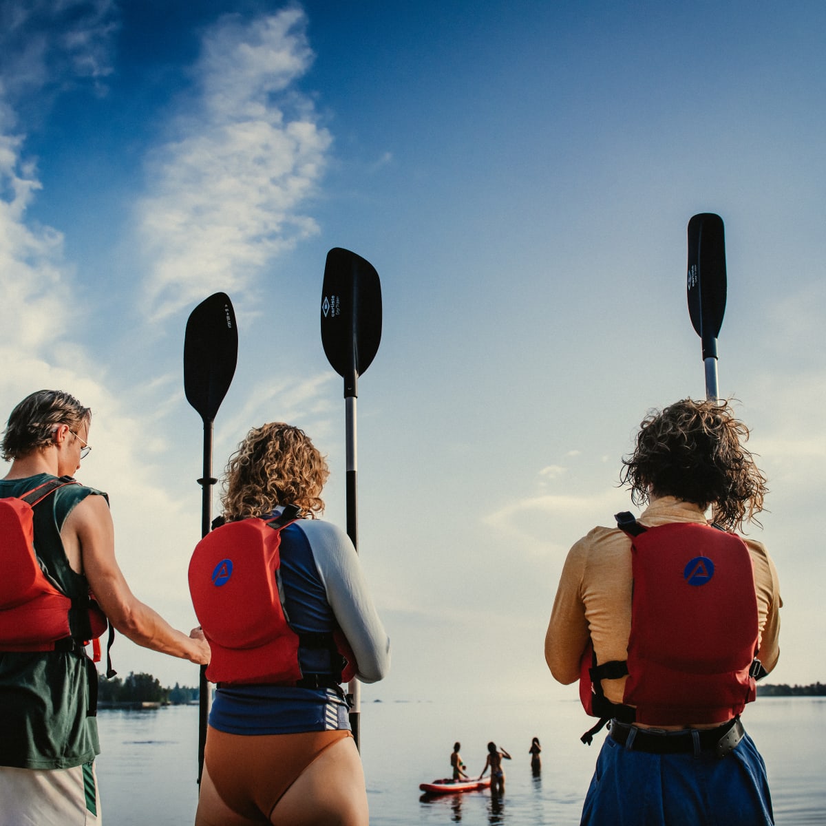 Destination Lac-Saint-Jean des amis qui attendent pour faire du kayak