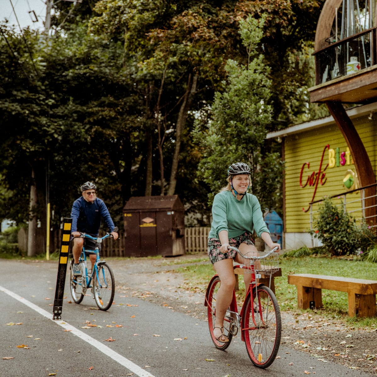 Deux personnes à vélo