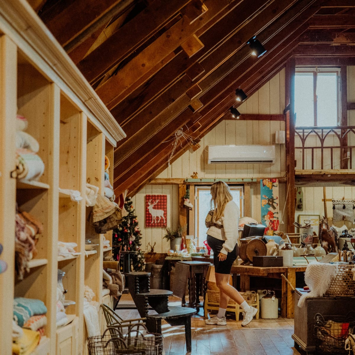 Femme dans une boutique d'artisanat.