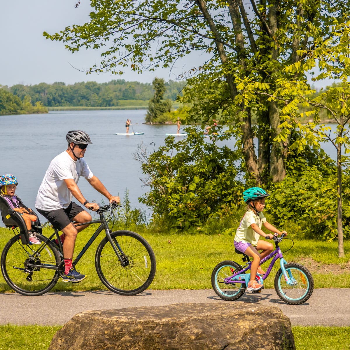 Destination Salaberry-de-Valleyfield - Un père fait du vélo avec ses enfants