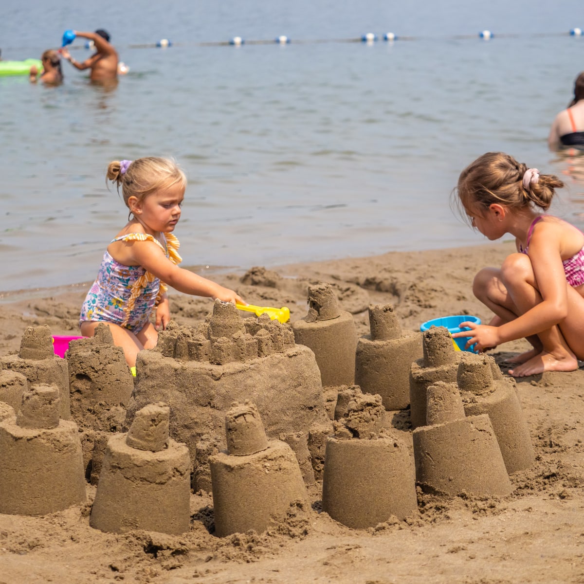 Destination Salaberry-de-Valleyfield - Deux enfants à la plage font un château de sable