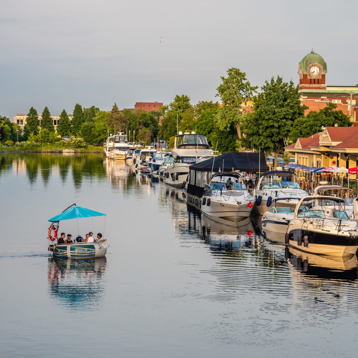 Bateaux le long d'un canal