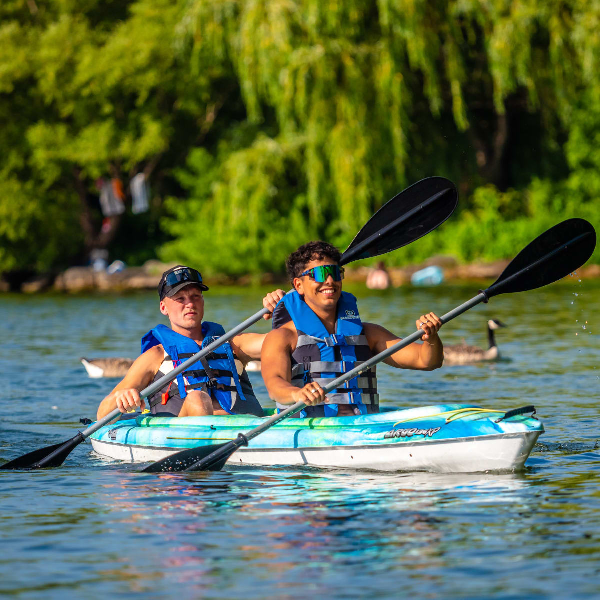 Deux hommes en kayak tandem