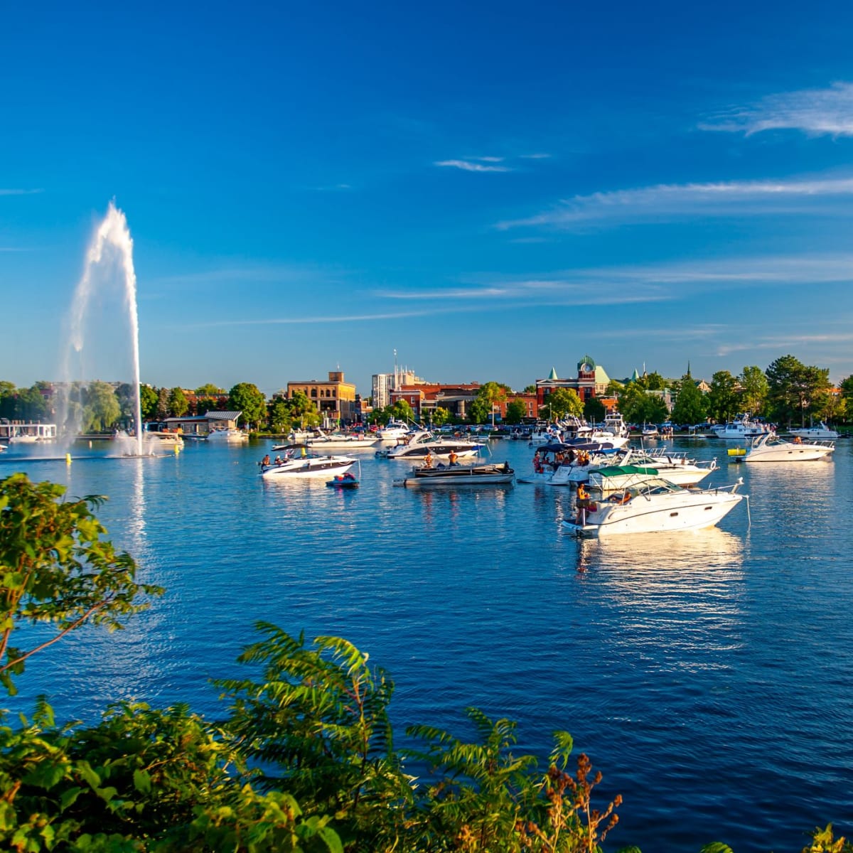 Vue d'une baie avec bateaux et fontaine