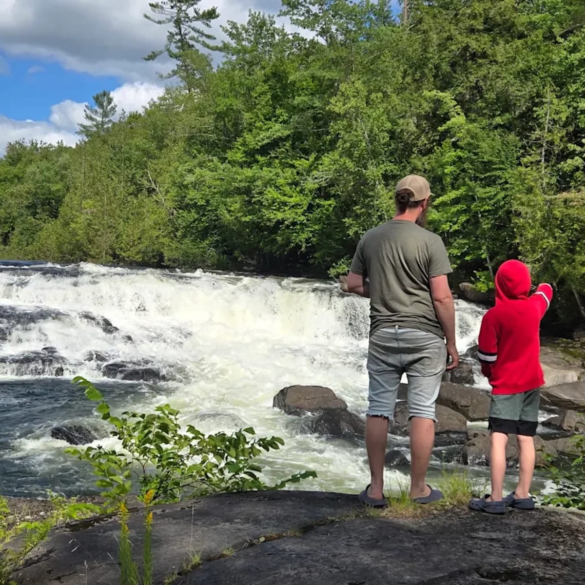 Père et fils devant une chute.