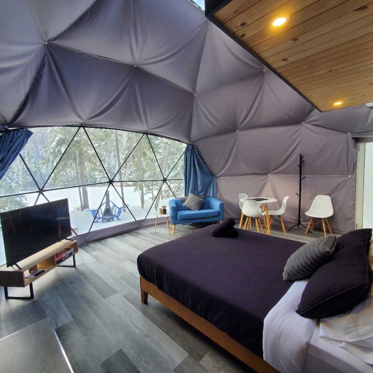 Lit et vue panoramique à l'intérieur du dôme.