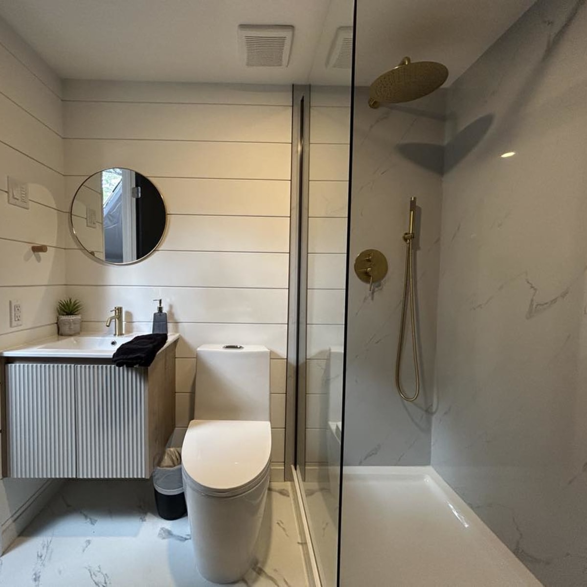 Salle de bain avec douche.