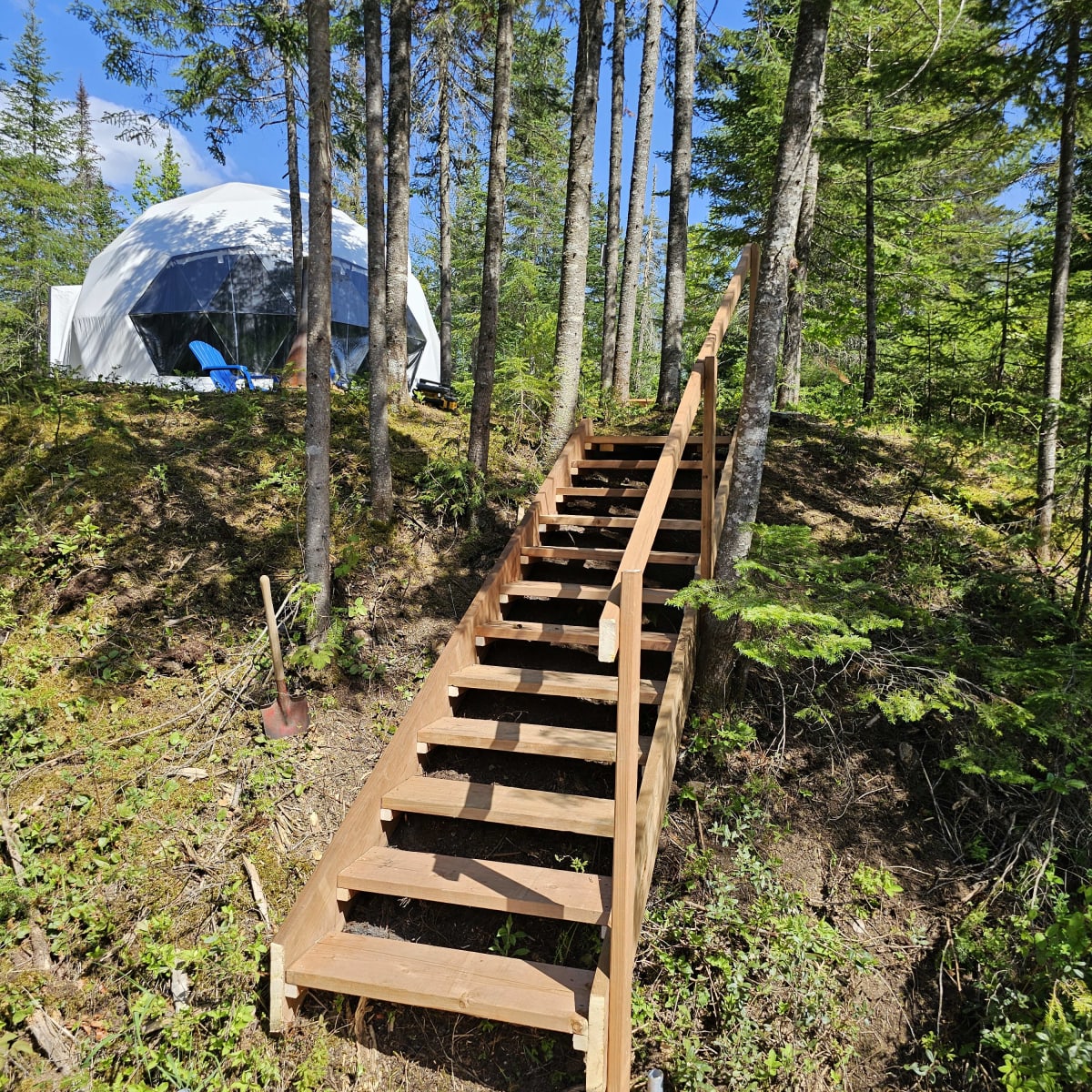 Dôme et escalier vers le lac.