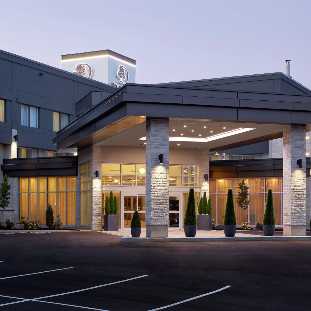 DoubleTree by Hilton Aéroport de Montréal - Extérieur de l'hôtel