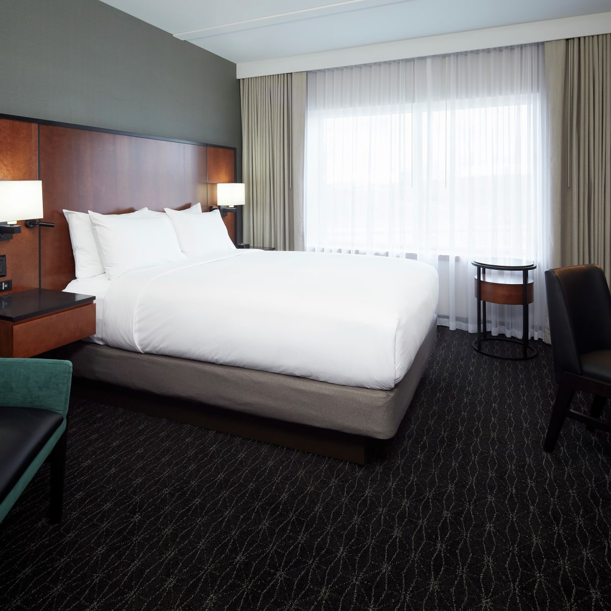 DoubleTree by Hilton Aéroport de Montréal - Chambre avec un lit