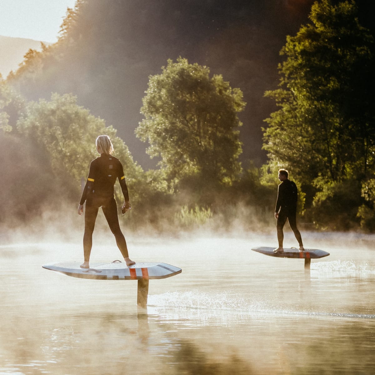 Deux personnes en surf électrique.