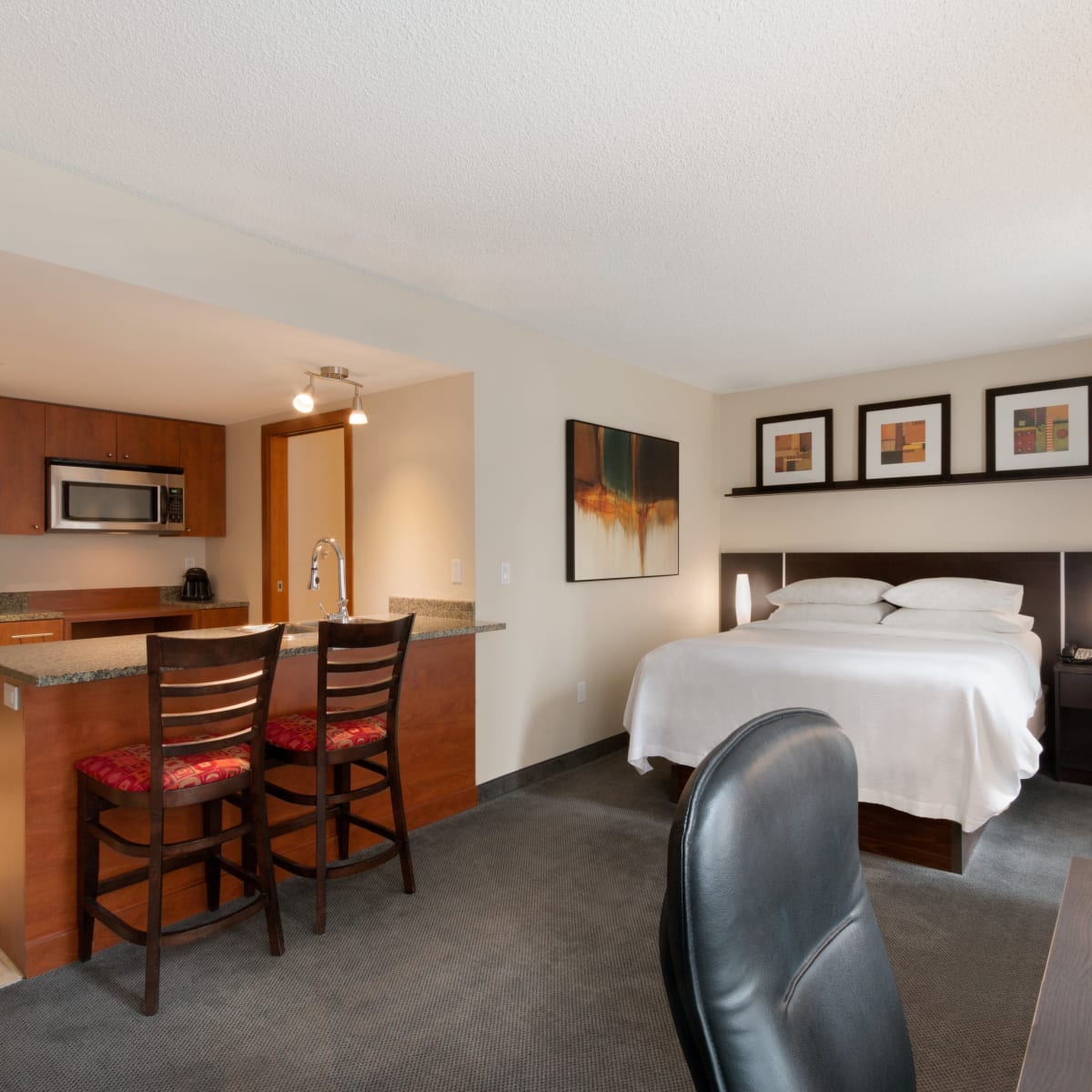 Embassy Suites by Hilton Montreal - Suite with kitchen