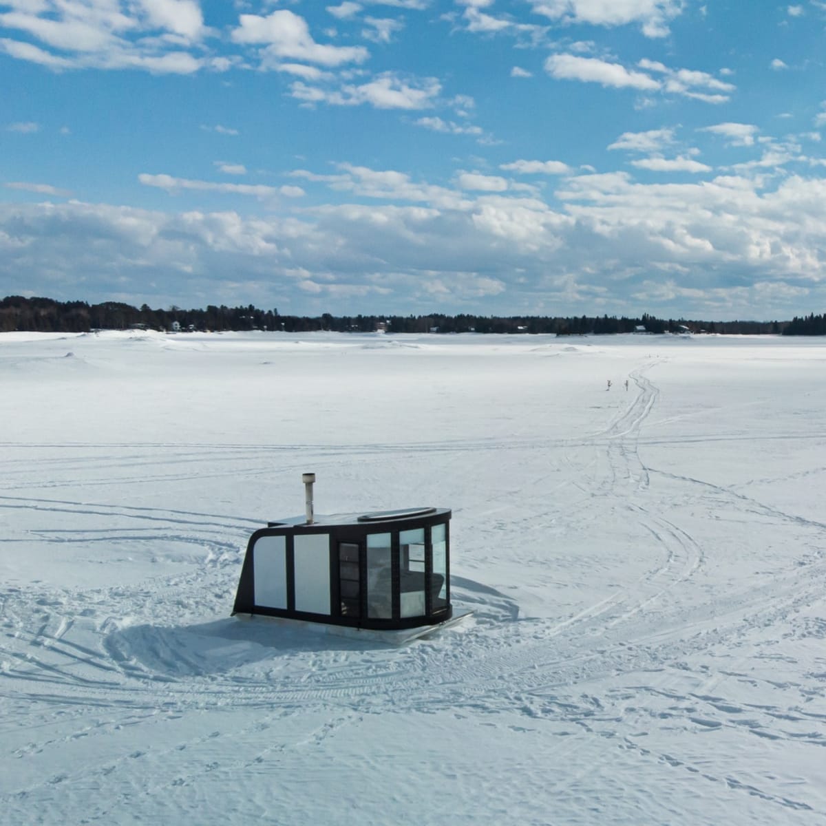 Igloft in hiver sur un lac gelé.