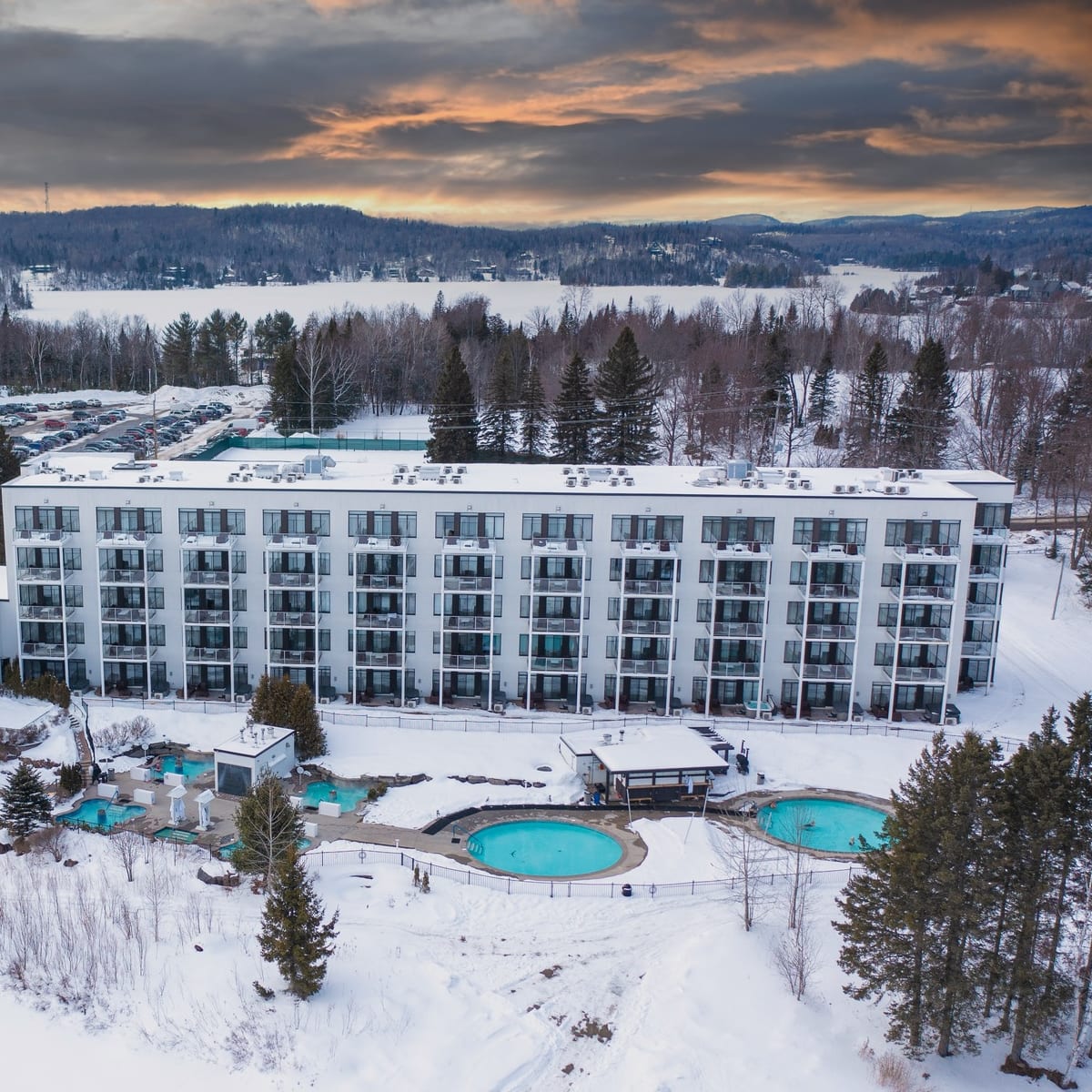 Piscine extérieure chauffée en hiver à l'Estérel Resort.