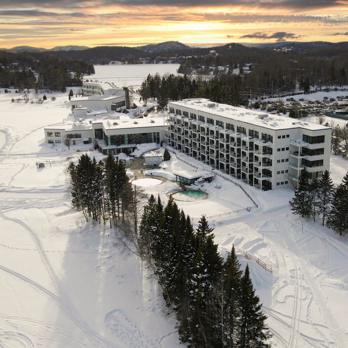 Vue aérienne de Estérel Resort en hiver