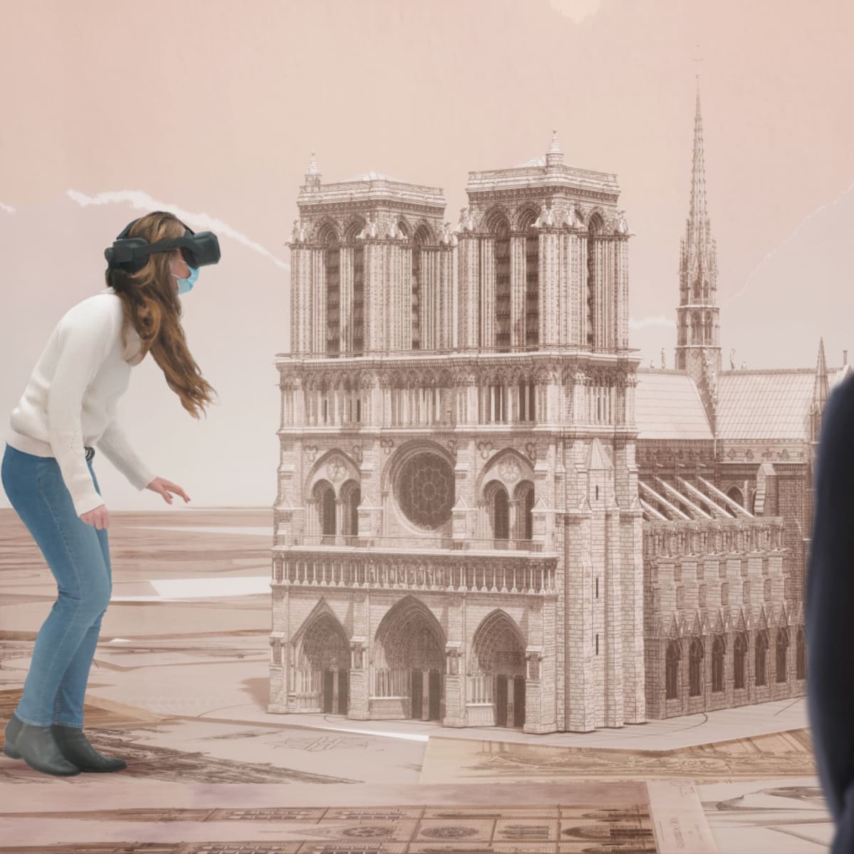 Éternelle Notre-Dame - Deux personnes avec un casque de réalité virtuelle regarde une cathédrale.