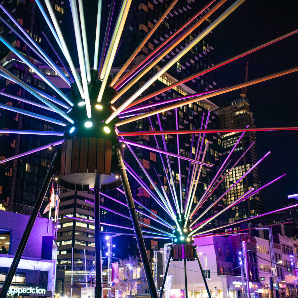 Structure colorée et illuminée sur la Place des Festivals à Montréal.