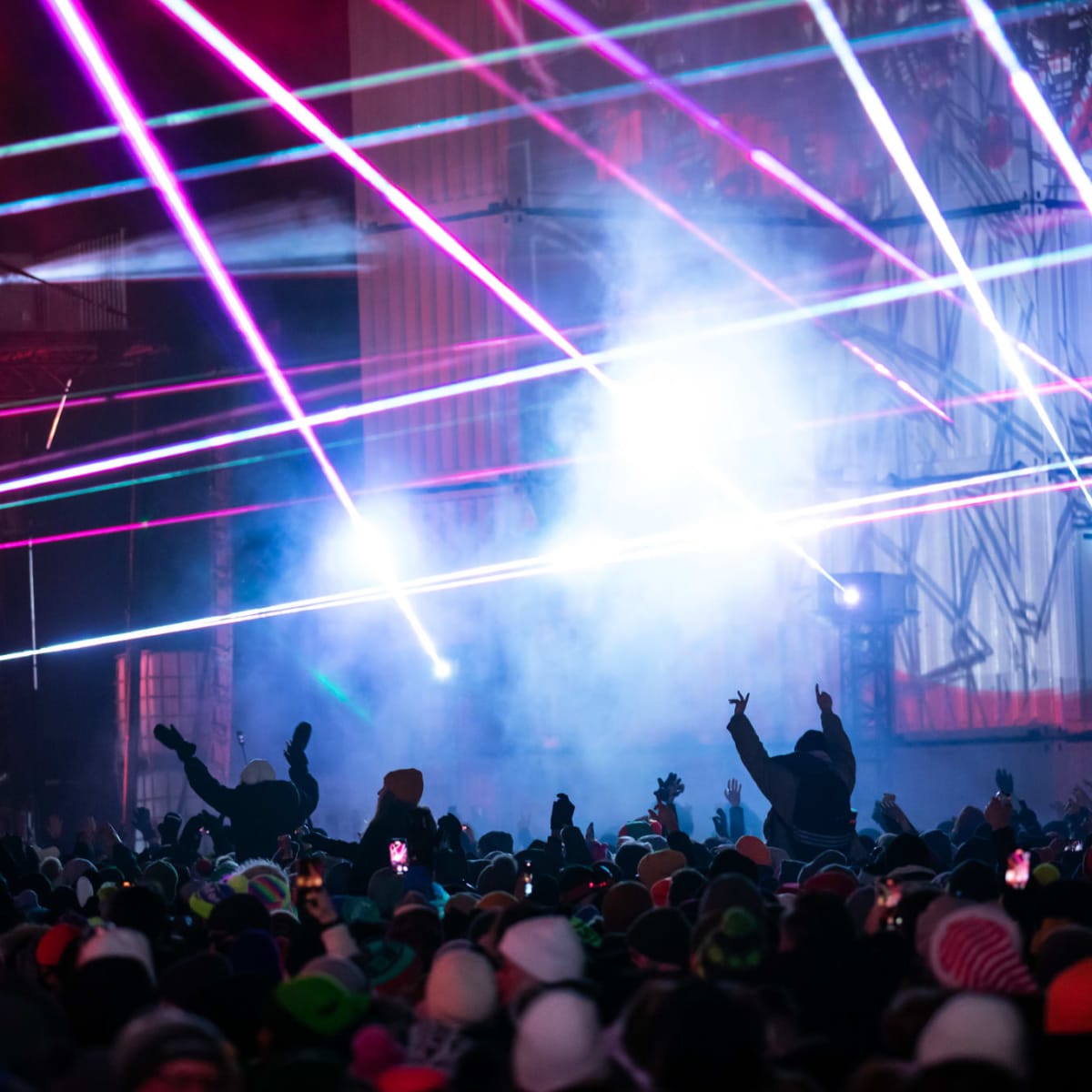 Projection de laser et la foule dans un festival électronique. 