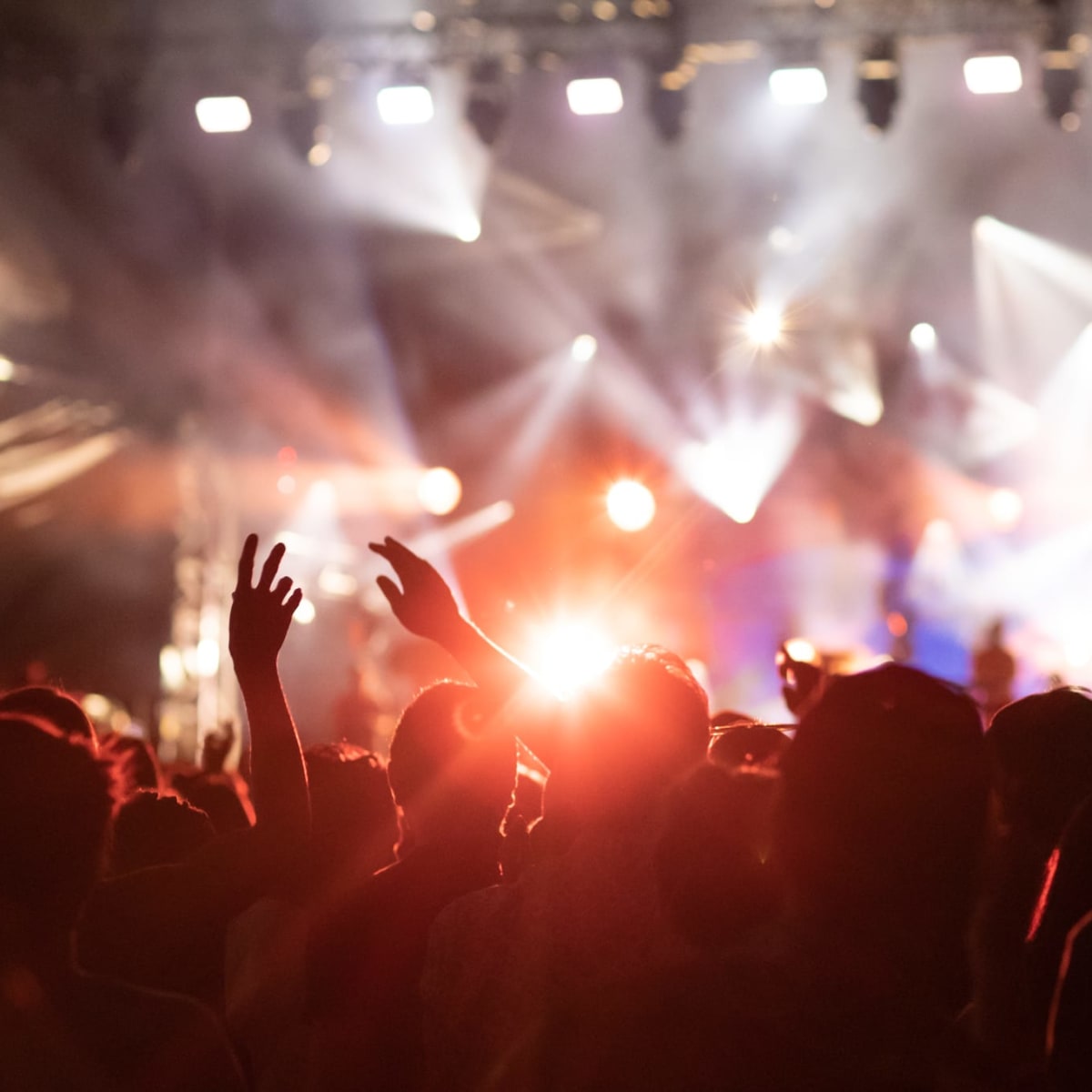 Festivaliers et scène éclairée.