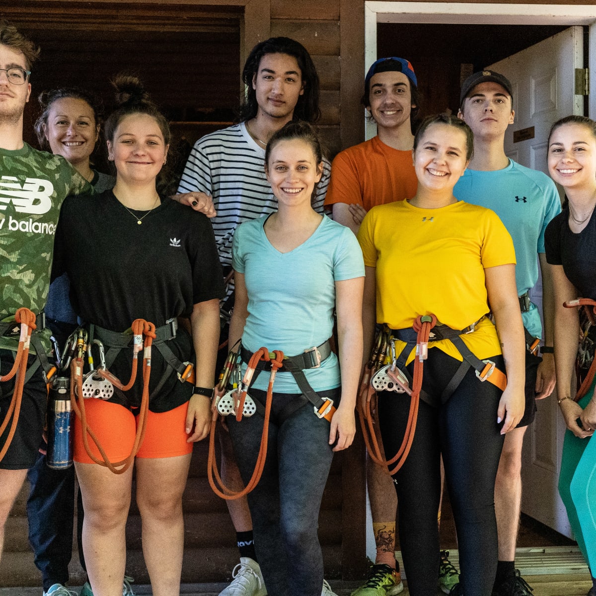 Groupe de personnes en ceintures d'escalade