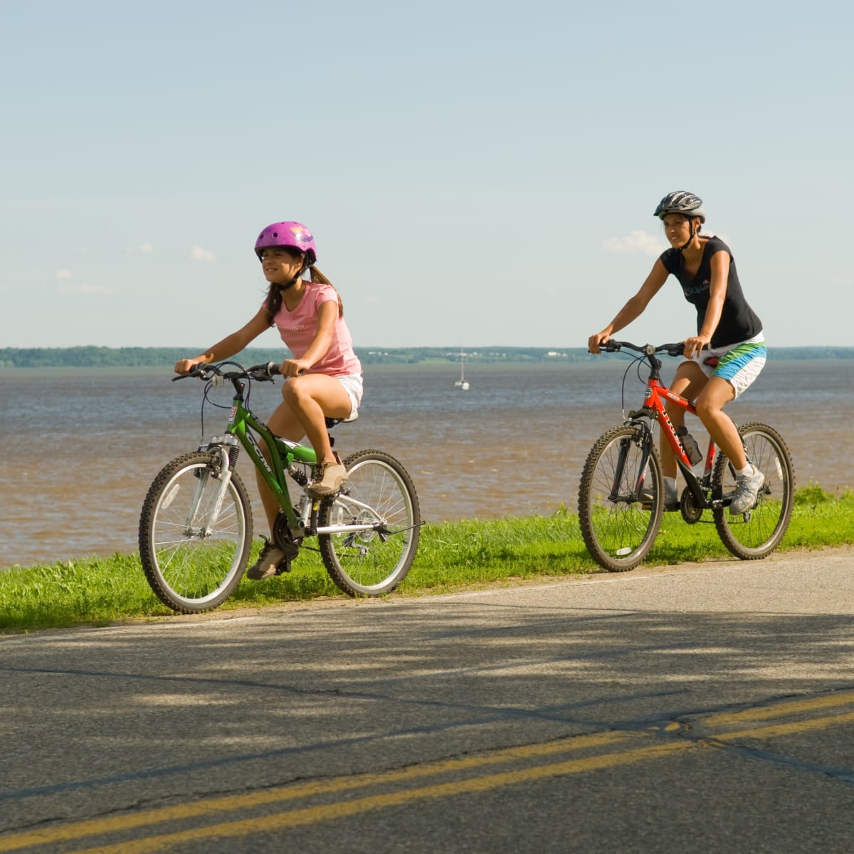 Deux personnes à vélo