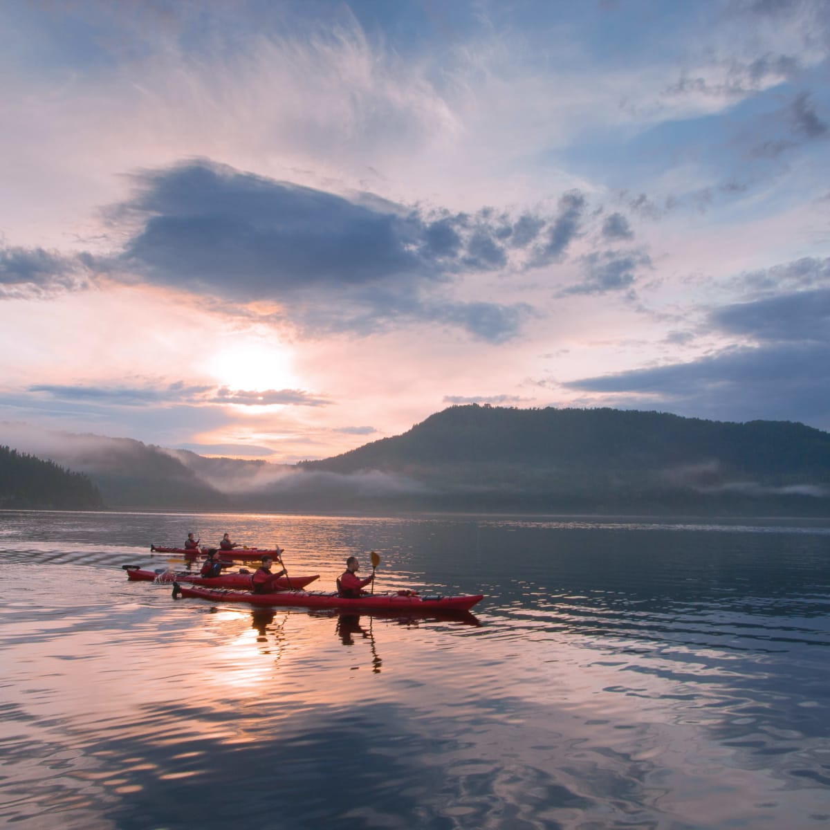 Groupe de kayaks au coucher du soleil au parc national du Bic.