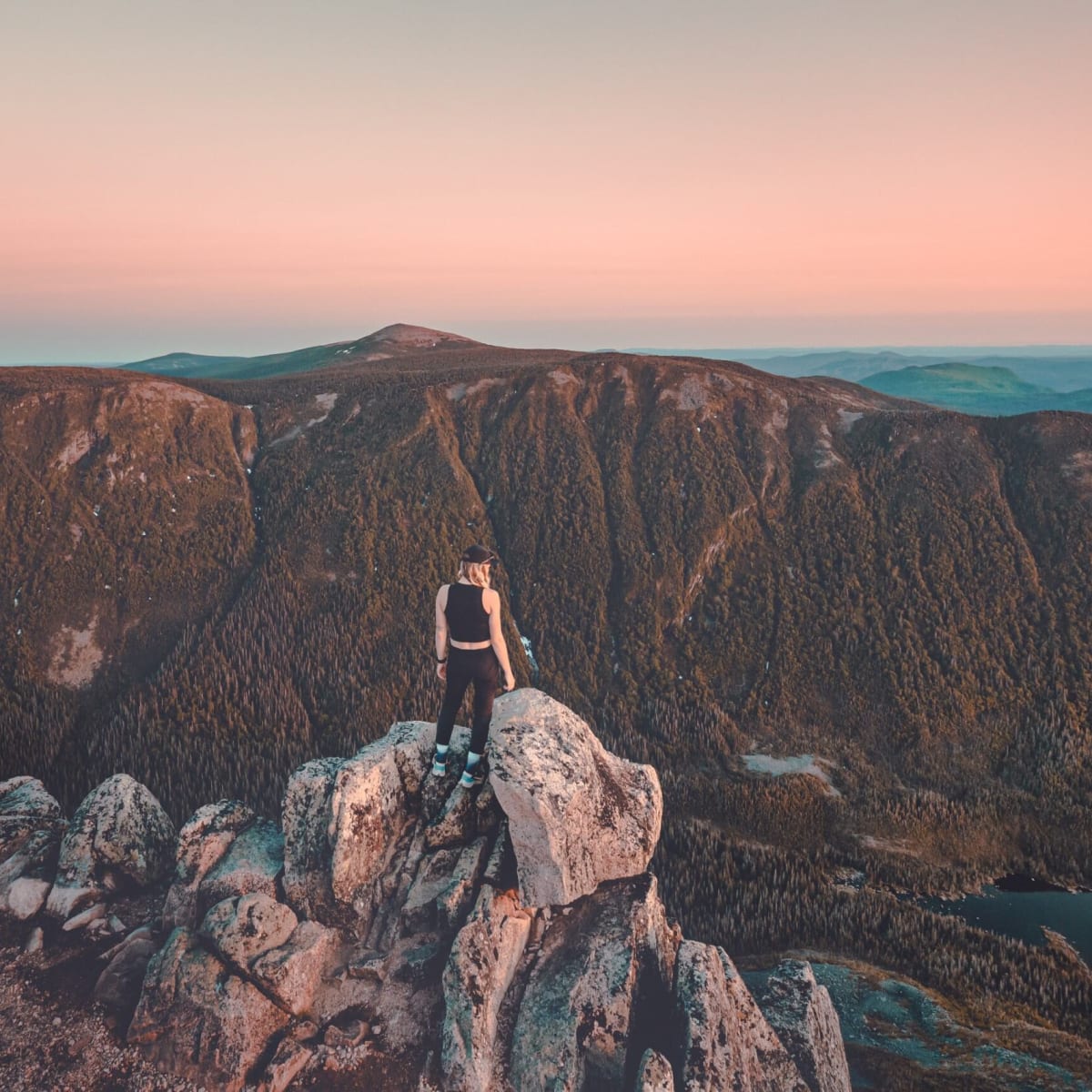 Randonneuse au sommet d'une montagne au parc national de la Gaspésie.
