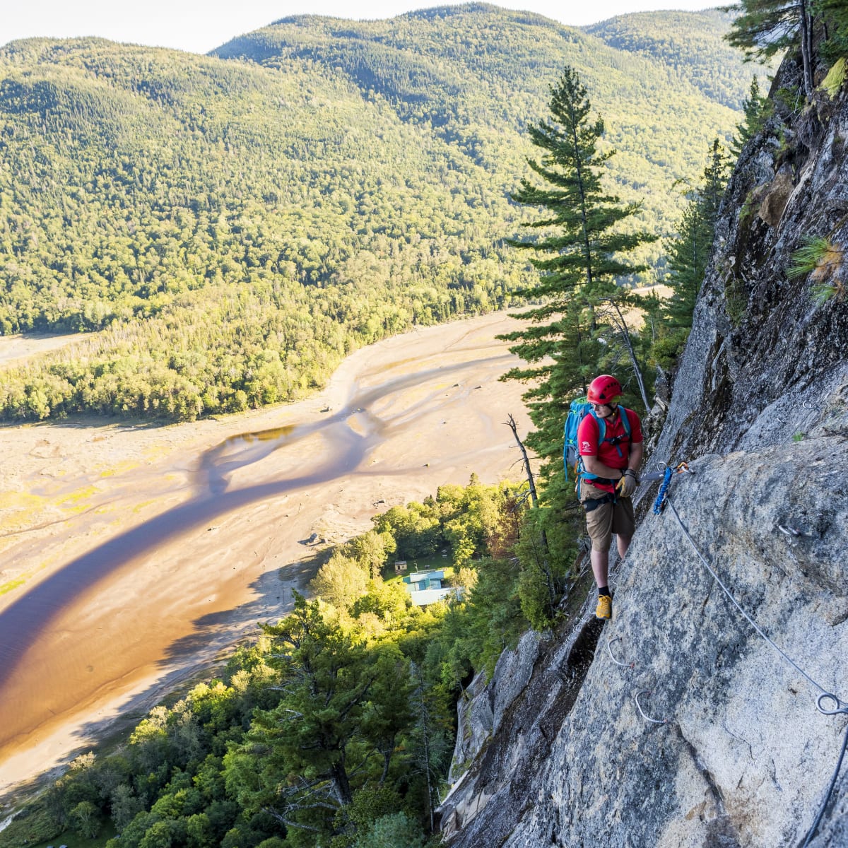 Parcours de via ferrata au Parc national du Fjord-du-Saguenay.