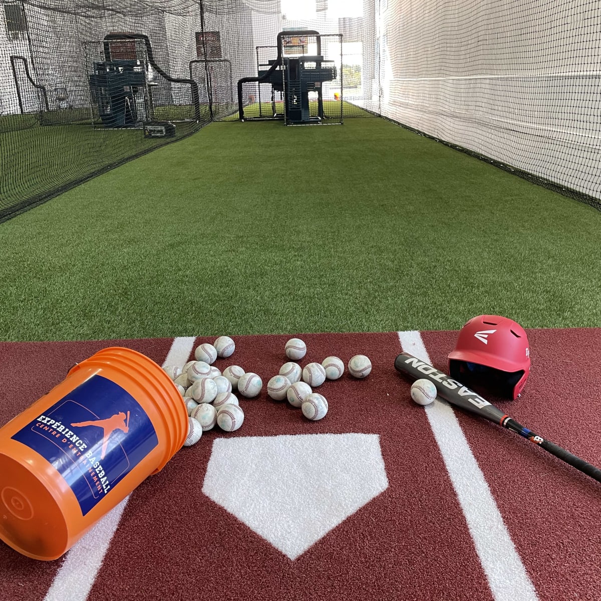 Terrain d'entrainement de baseball intérieur.