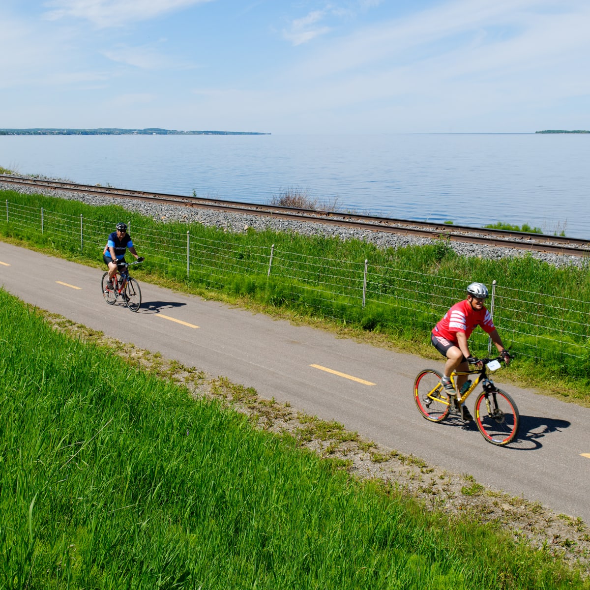 Trois personnes à vélo sur la Véloroute des bleuets
