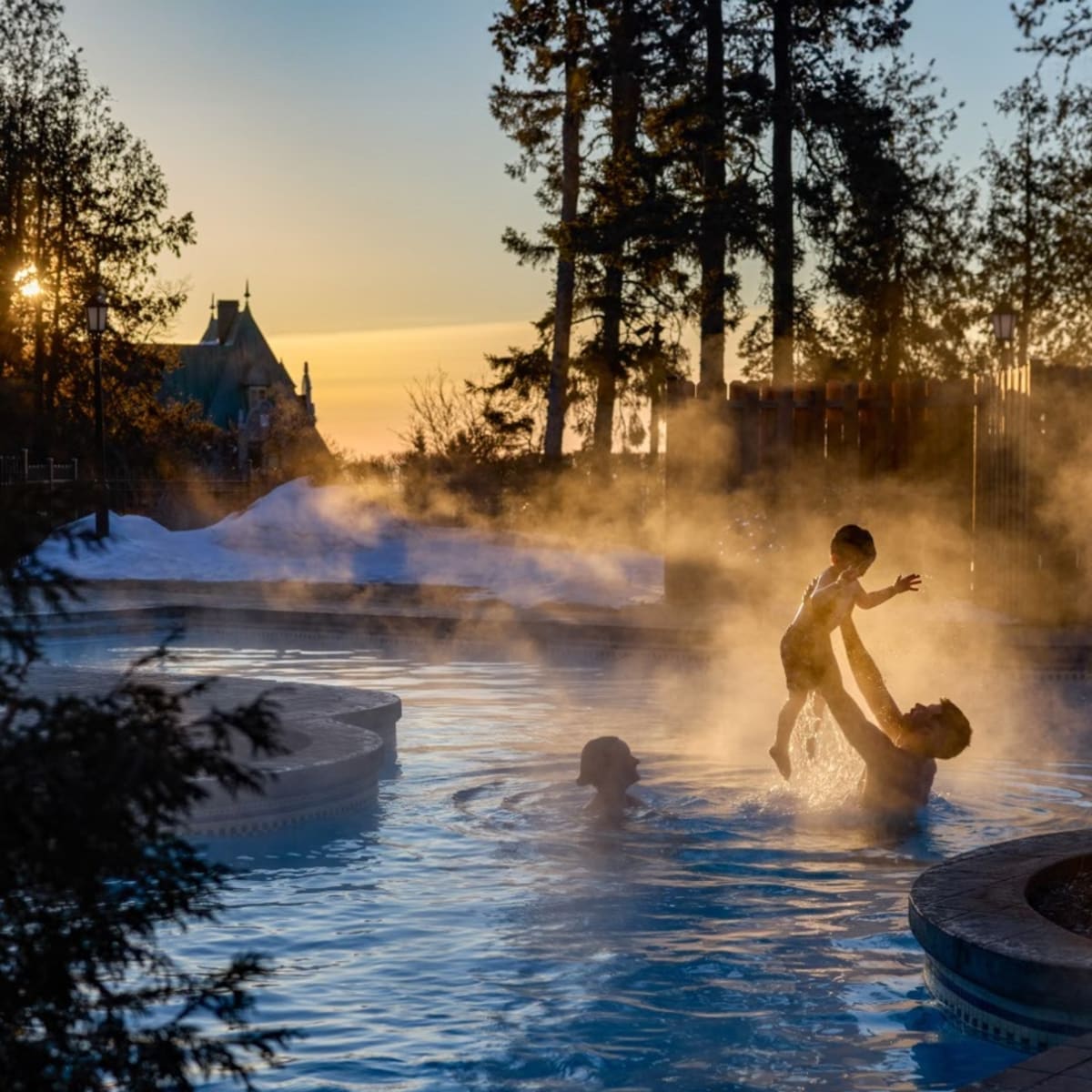 Famille se baigne dans la piscine extérieure en hiver au Fairmont Le Manoir Richelieu.