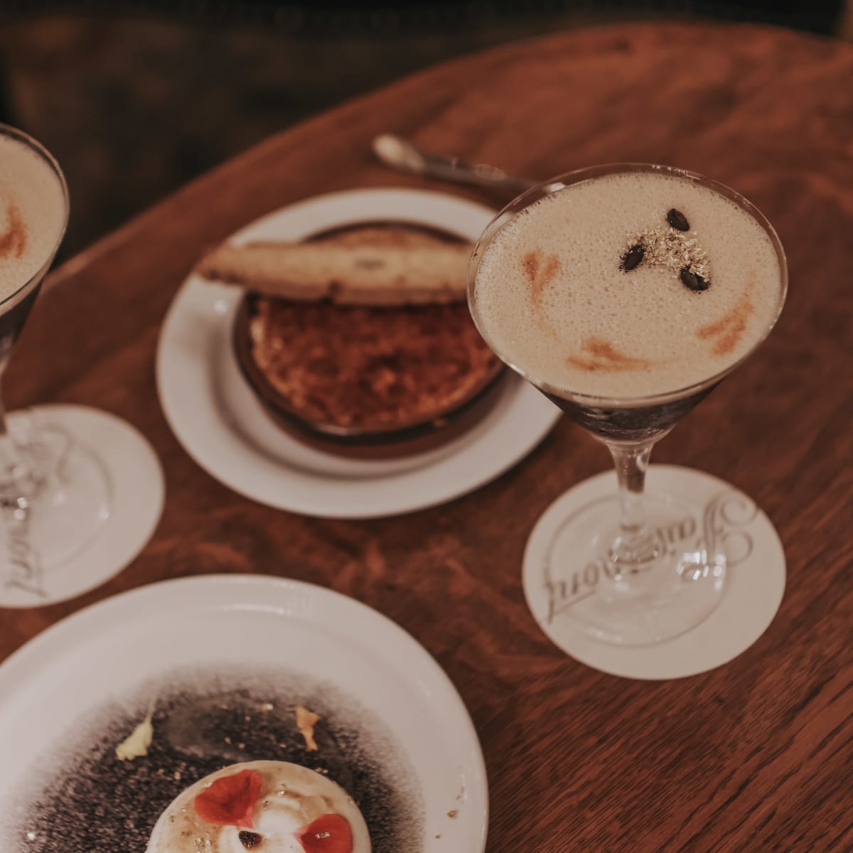 Table avec cocktail et desserts bien présentés.
