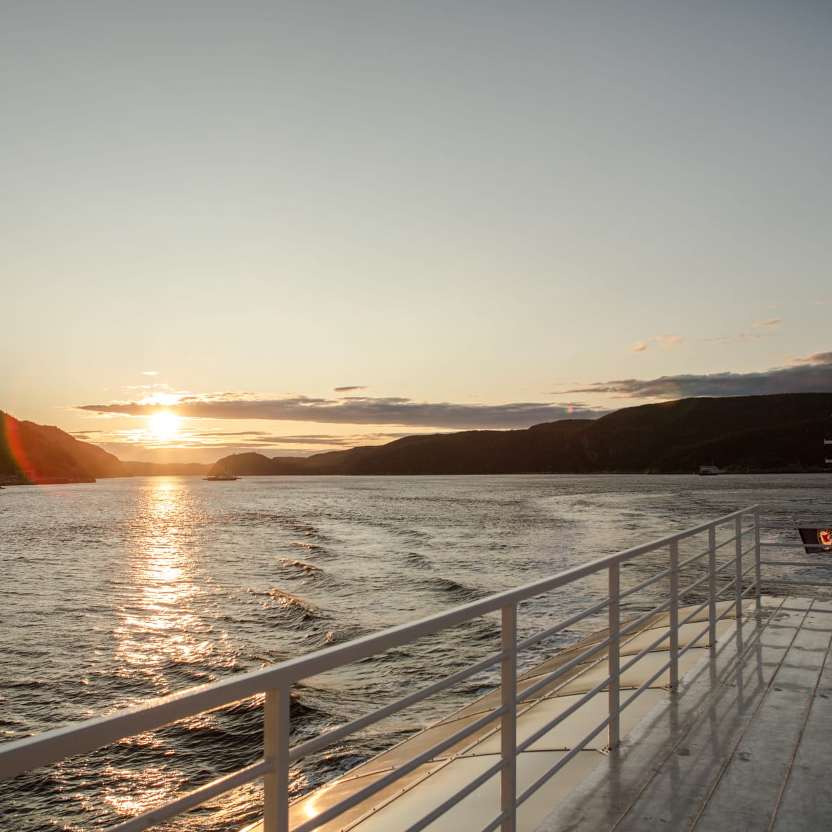 Pont d'un navire avec le coucher du soleil en arrière-plan.