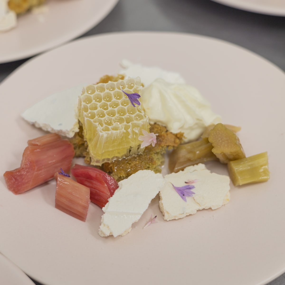 Ferme Les Petites Écores - Assiette gourmande avec, entre autres, un morceau de miel en rayon