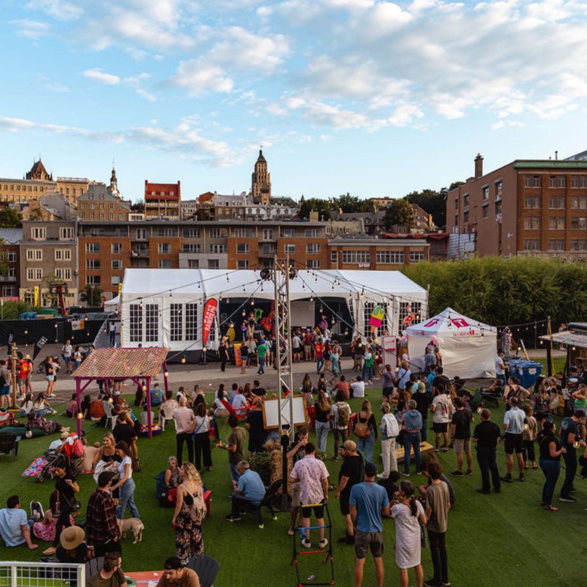 Une foule à l'extérieur au Festibière de Québec