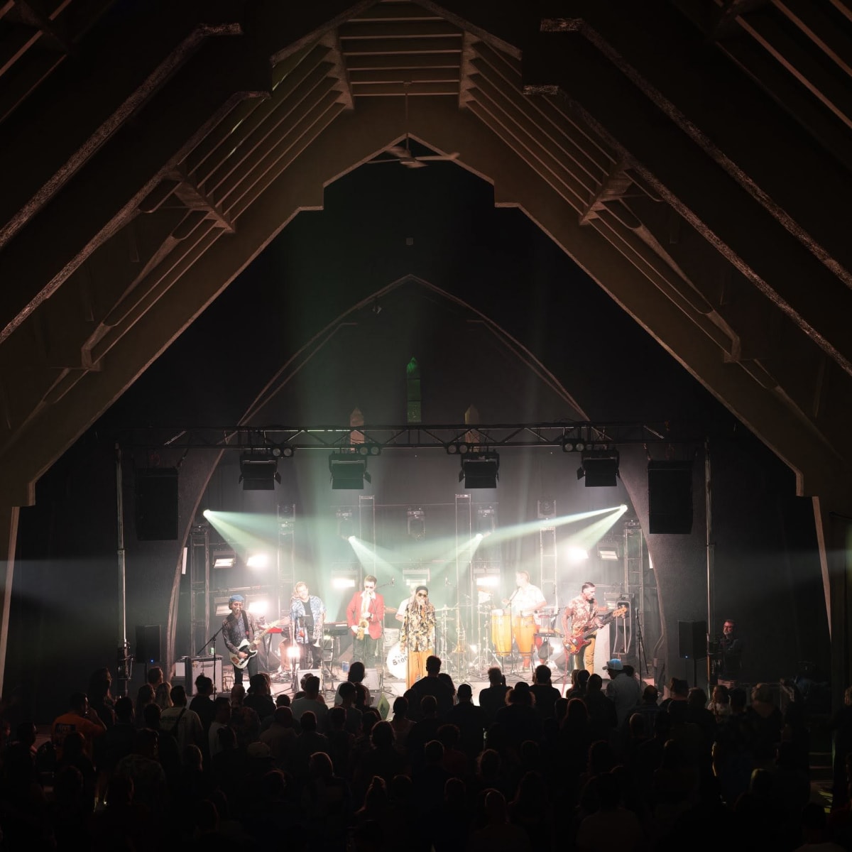 Concert dans l'église : groupe sur scène sous les voûtes