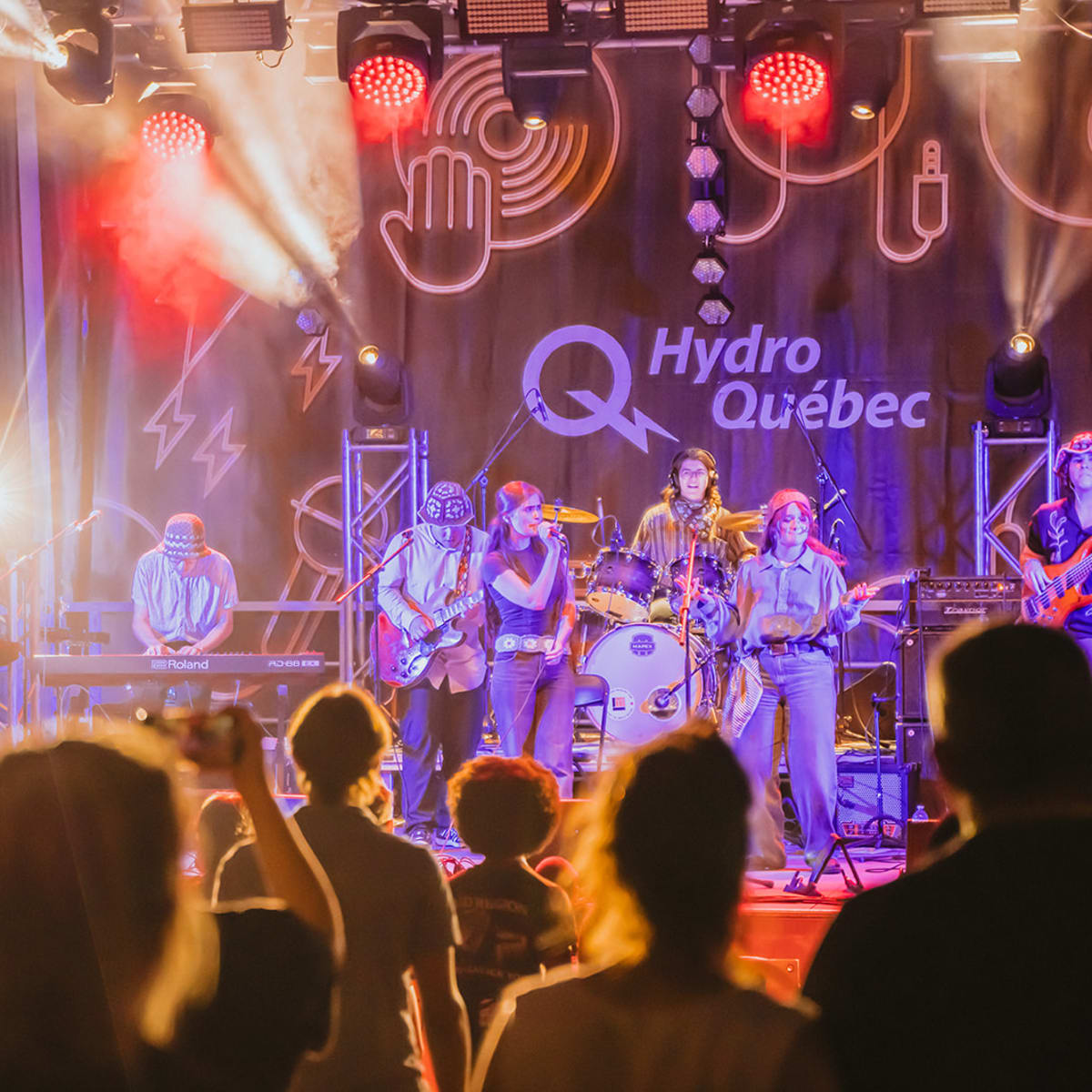 Une performance musicale sur la scène Hydro-Québec au Festival Promutuel de la relève de Thetford Mines.