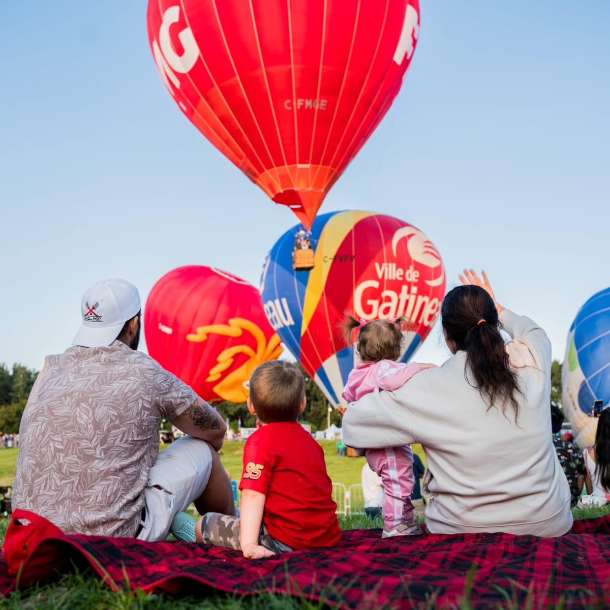 Famille au Festival de montgolfières de Gatineau.
