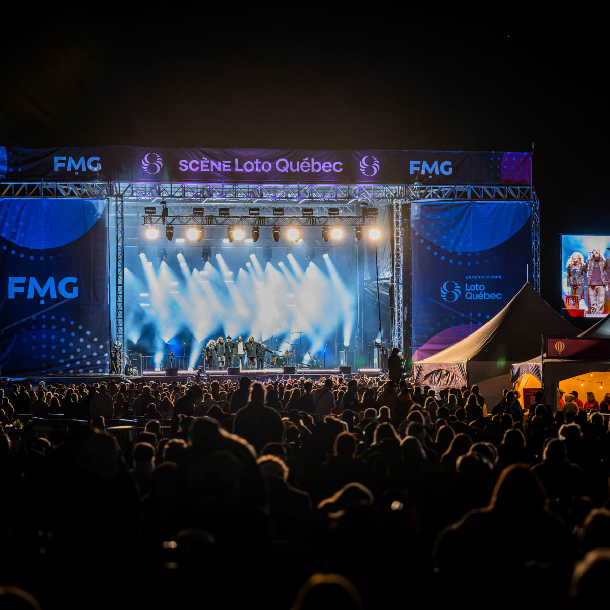 Spectacle sur scène extérieure au Festival de montgolfières de Gatineau.