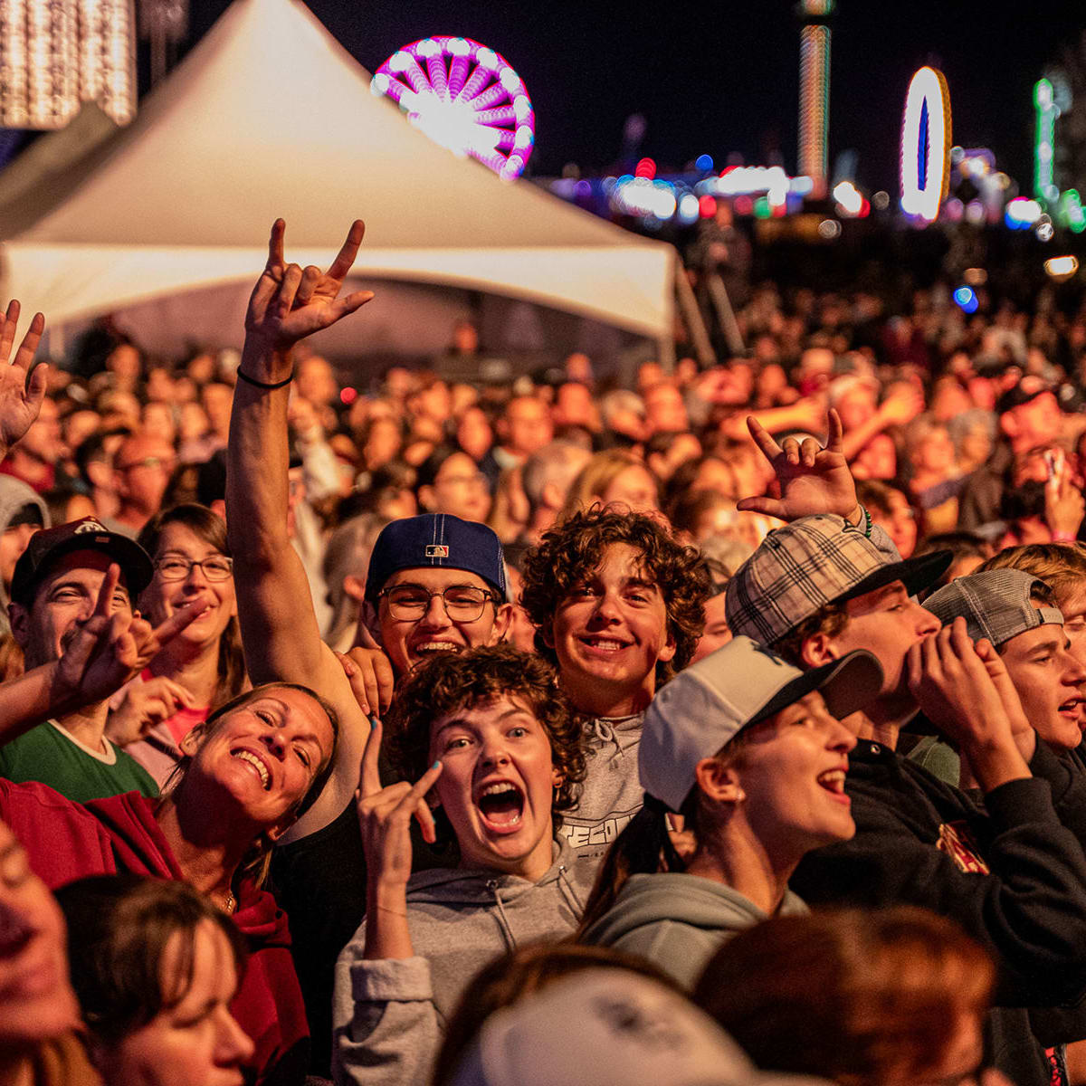 Foule au Festival de montgolfières de Gatineau.