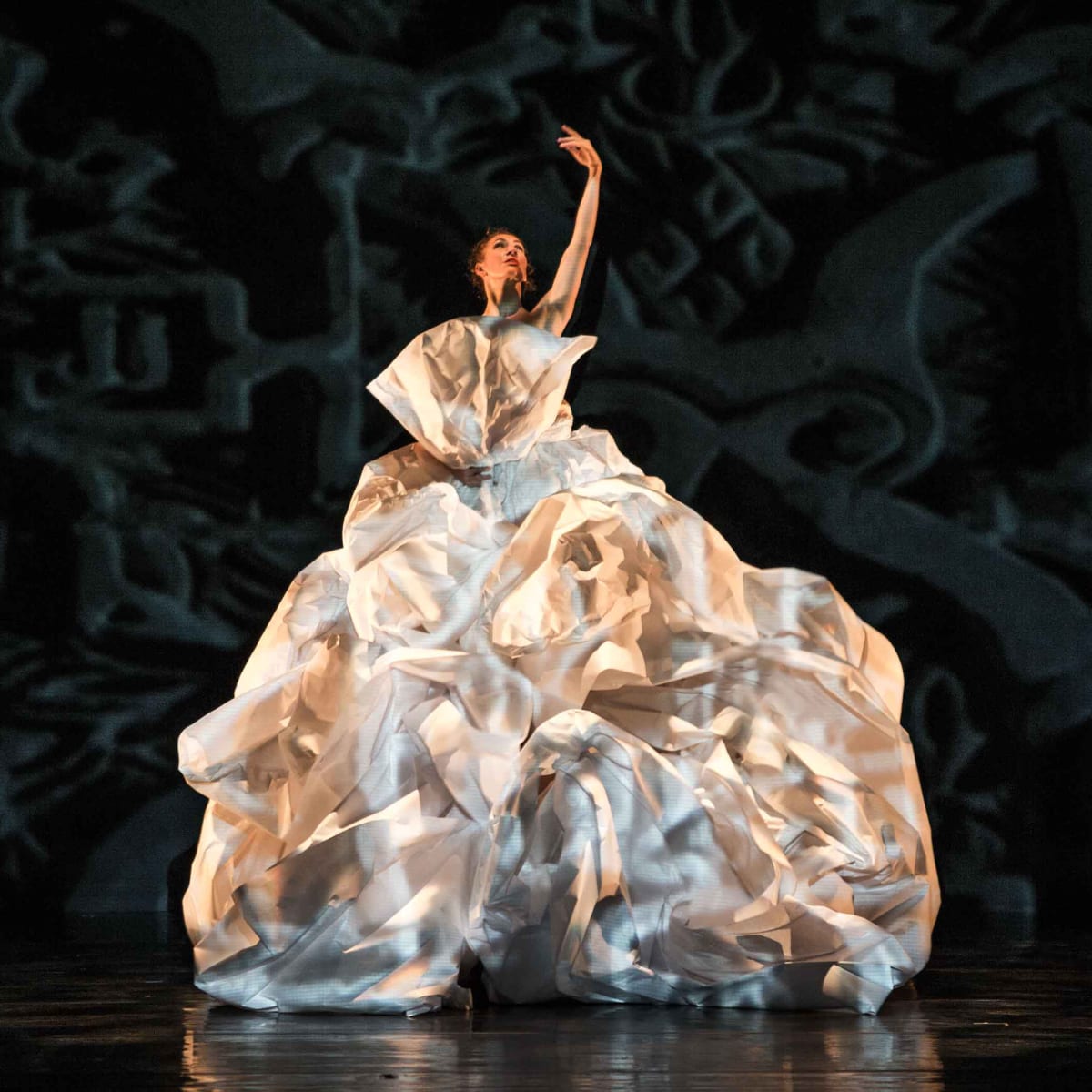 Festival des Arts de Saint-Sauveur - Une danseuse sur scène, vêtue d'une robe volumineuse et blanche qui ressemble à du papier froissé.