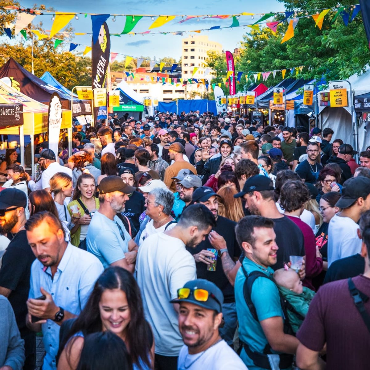Foule au Festival des Bières du Monde de Saguenay.