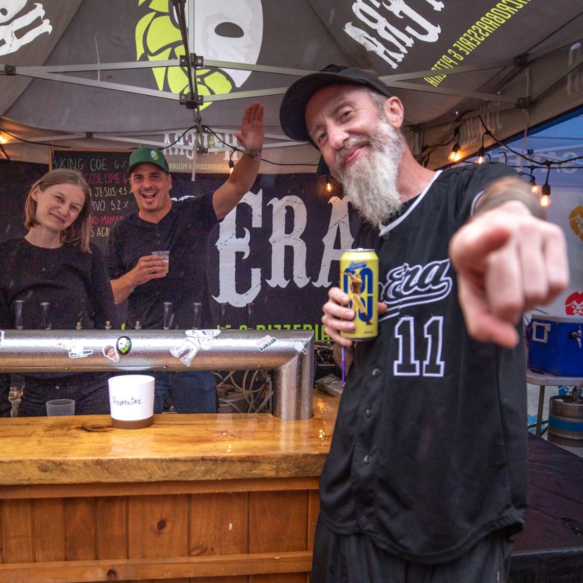 Kiosque d'une microbrasserie au Festival des Bières du Monde de Saguenay.