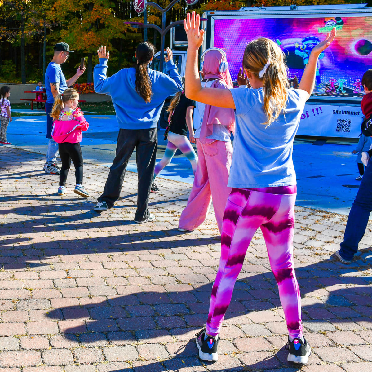 Children dancing at the Festival des couleurs de Rigaud.