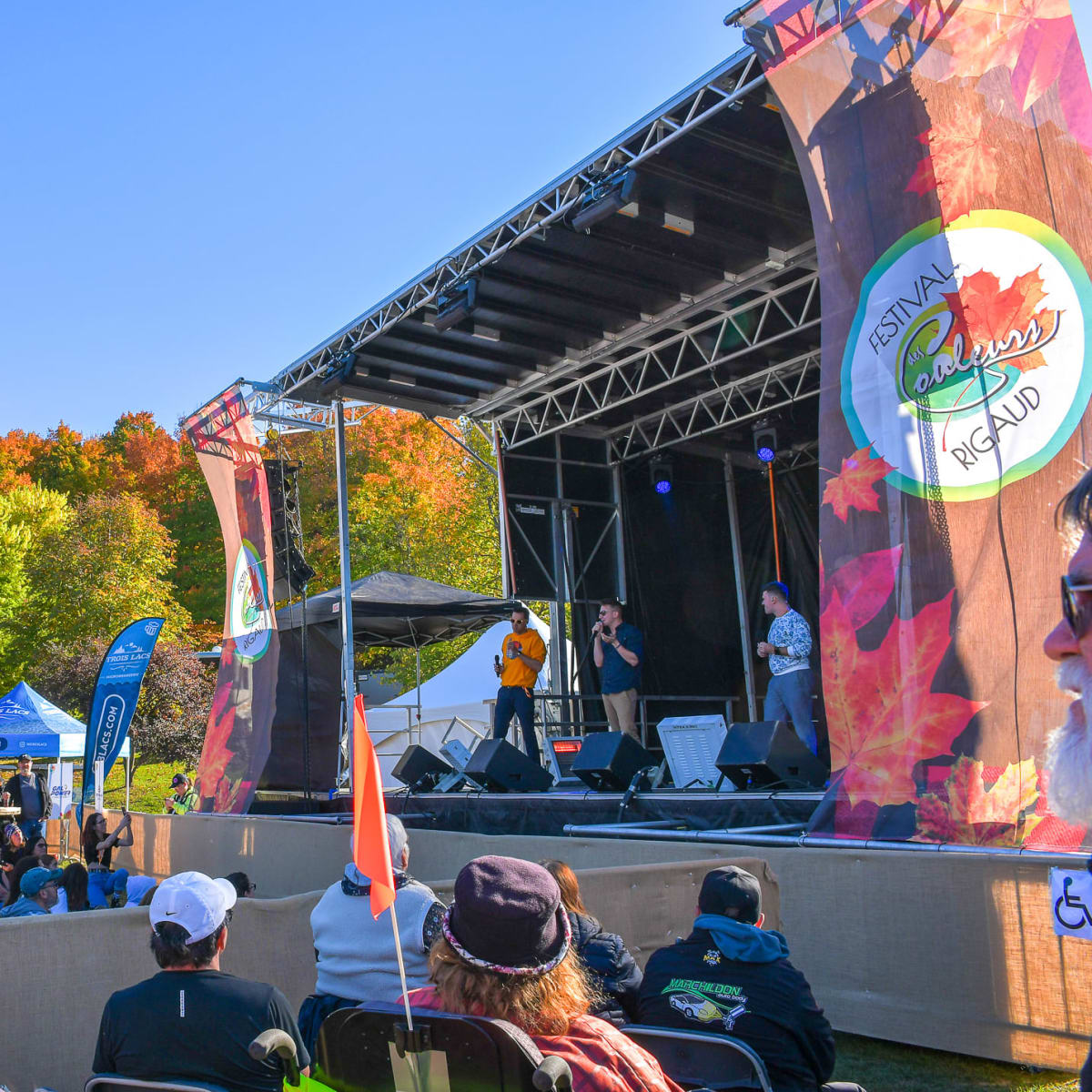 Outdoor stage at the Festival des couleurs de Rigaud.