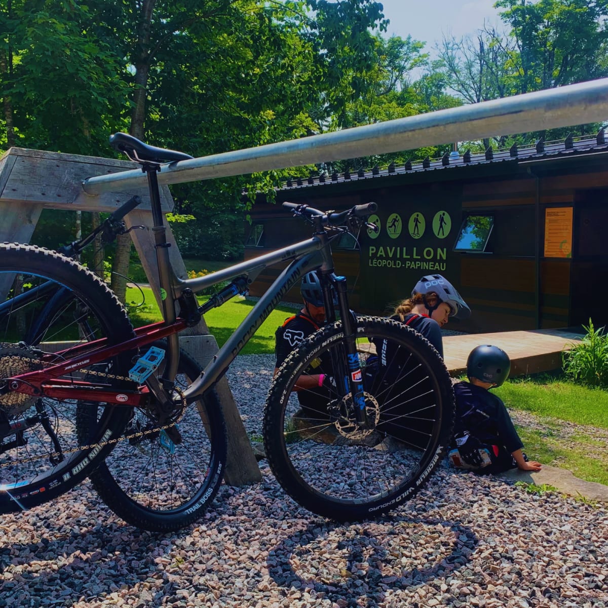 Vélo au Pavillon du Parc régional Montagne du Diable.