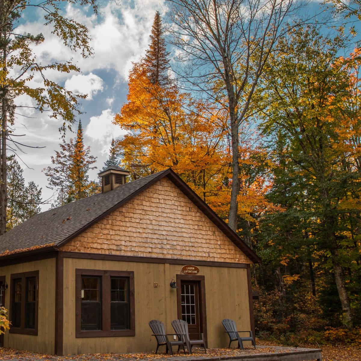 Un petit chalet au Parc régional Montagne du Diable, en automne.